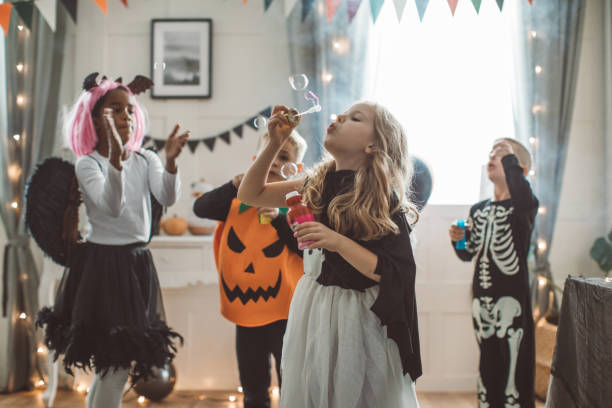 dzieci na halloween party dmuchanie pęcherzyki - house halloween autumn candid zdjęcia i obrazy z banku zdjęć