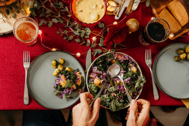 weihnachten essen smorgasbord grünkohl salat - beilage stock-fotos und bilder