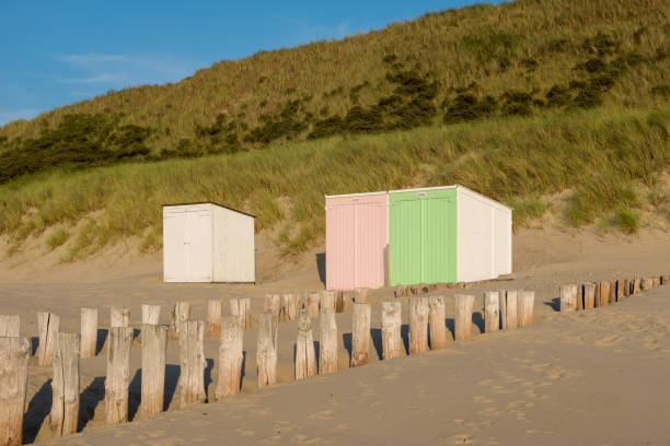 Pastel coloured beach cabins on the beach of Domburg Pastel coloured beach cabins on the beach of Domburg, Tuesday 1 August 2017, Domburg, the Netherlands vakantie stock pictures, royalty-free photos & images