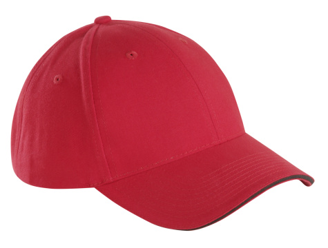 Rojo de gorra de béisbol photo