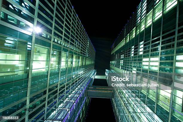 近代的なオフィスビルの夜景 - オフィスビルのストックフォトや画像を多数ご用意 - オフィスビル, 変わったアングル, 夜