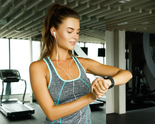 istock Woman using smart watch in the gym 1183588169
