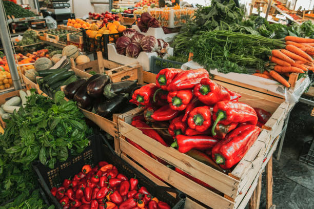 오르티치아 섬의 전형적인 시칠리아 시장, 시라큐스, 시칠리아, 남부 이탈리아의 전형적인 시칠리아 시장에서 신선한 과일과 채소 - market stall market italy food 뉴스 사진 이미지