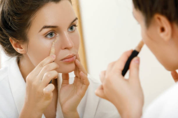 wanita menggunakan concealer - concealer potret stok, foto, & gambar bebas royalti