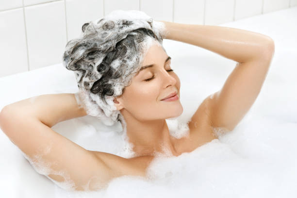 kobieta myje włosy szamponem - bathtub women naked human face zdjęcia i obrazy z banku zdjęć