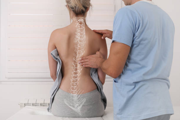 anatomía de la curva de la columna vertebral de la escoliosis, corrección de la postura. tratamiento quiropráctico, alivio del dolor de espalda. - physical therapy fotografías e imágenes de stock