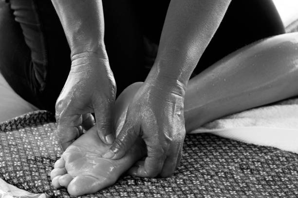 발 마사지 - massaging thailand thai culture shiatsu 뉴스 사진 이미지