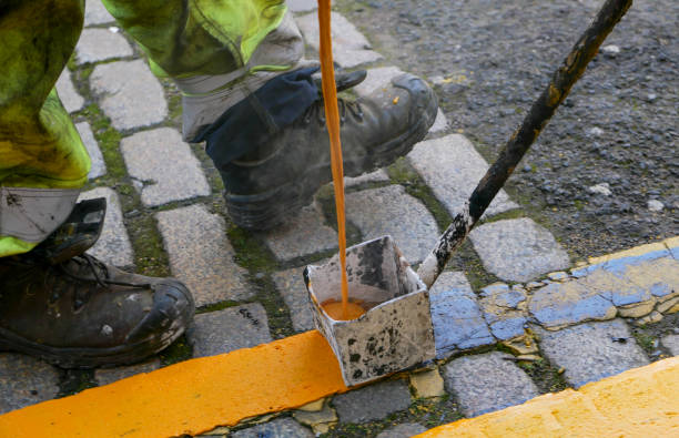 istock Painting double yellow lines 1183610707