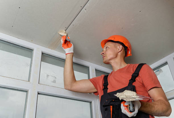 istock Filling the seams plasterboards. 1183615140