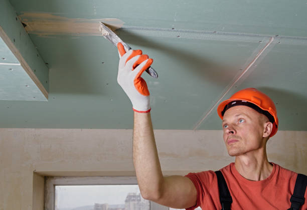 istock Filling the seams plasterboards. 1183615146