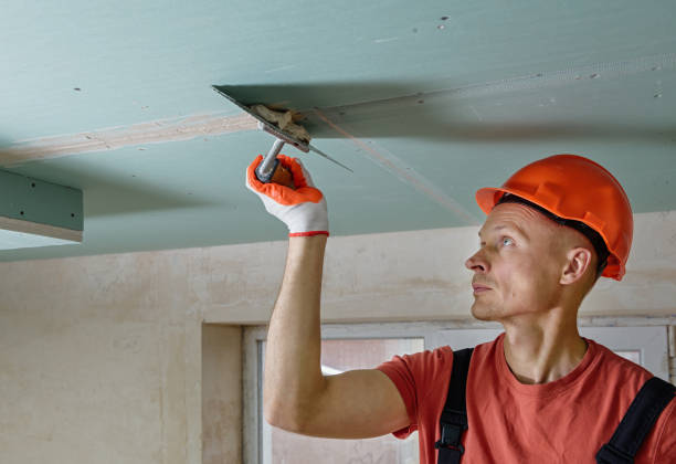 istock Filling the seams plasterboards. 1183615150