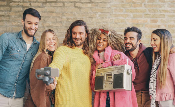 Happy friends taking video with gimbal mobile smartphone outdoor - Millennial young people having fun with new technology social media apps - Youth millennial generation people lifestyle concept amigos felices tomando video con cardán smartphone móvil al aire libre - jóvenes milenarios divirtiéndose con las nuevas aplicaciones de medios sociales de la tecnología - concepto de estilo de vida de la gente de la generación milenaria de la juvent