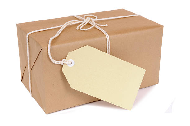 formule papier brun et blanc cordes et plaque - wrapped package string box photos et images de collection