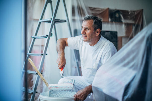 istock Senior painter on his job 1183619169