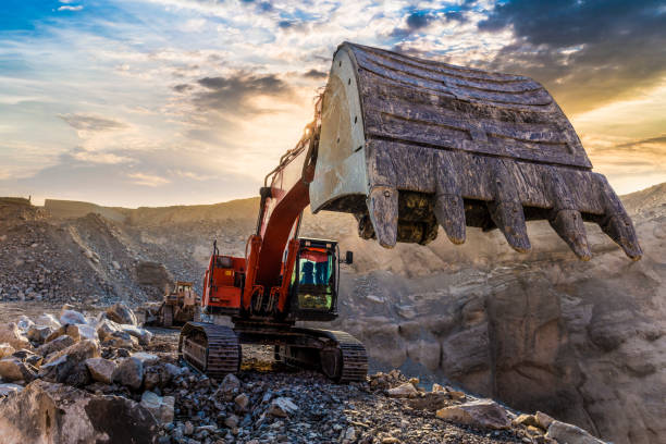 excavadora trabajando en el sitio de minería - construction equipment industrial equipment loading construction fotografías e imágenes de stock