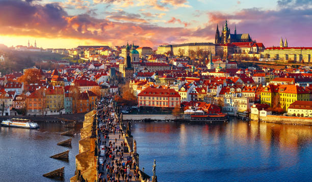 panoramic view above at charles bridge prague - ponte carlos imagens e fotografias de stock