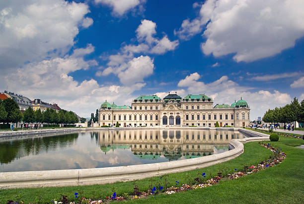 palacio belvedere en viena - statue architecture sculpture formal garden fotografías e imágenes de stock