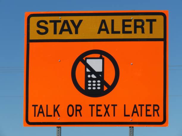 дорожный знак: оставайтесь оповещения, говорить или текст позже - distracted стоковые фото и изображения