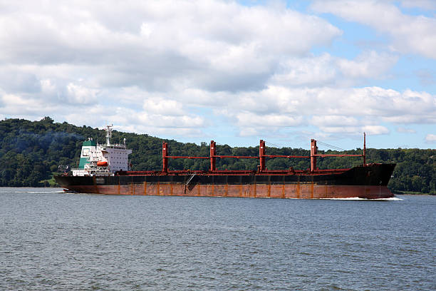 istock Oil Tanker on the Hudson 118365072