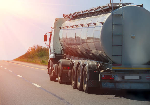 ガスタンクは高速道路に行く - country road trucking car yellow ストックフォトと画像