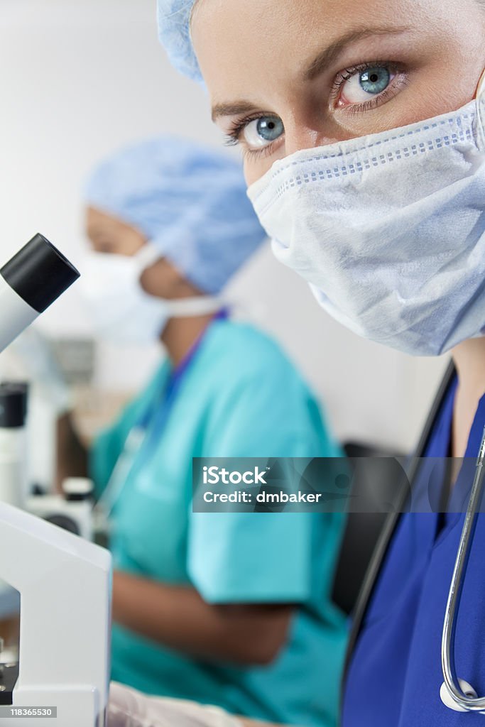 여성 과학 연구 팀 현미경을 사용하여 실험실 - 로열티 프리 건강관리와 의술 스톡 사진
