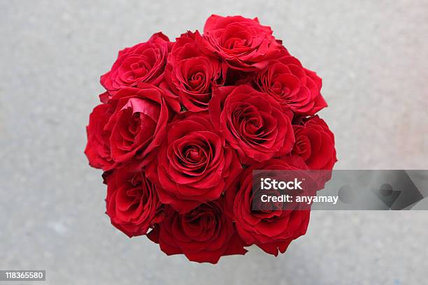 Photo libre de droit de Roses banque d'images et plus d'images libres de droit de Une douzaine de roses - Une douzaine de roses, Bouquet formel, Amour