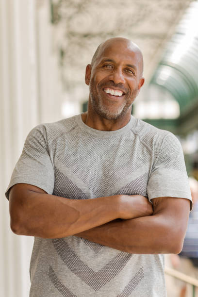 felice uomo afroamericano maturo sorridente fuori. - beautiful outdoors vertical close up foto e immagini stock