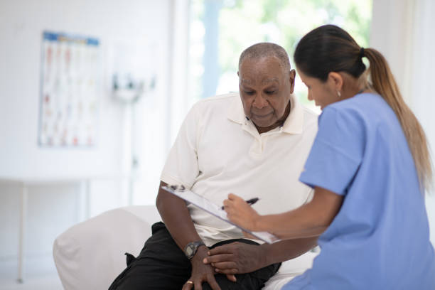 starszy pan w jego gabinecie lekarskim odbierający zdjęcie stockowe check-up - prostate cancer zdjęcia i obrazy z banku zdjęć