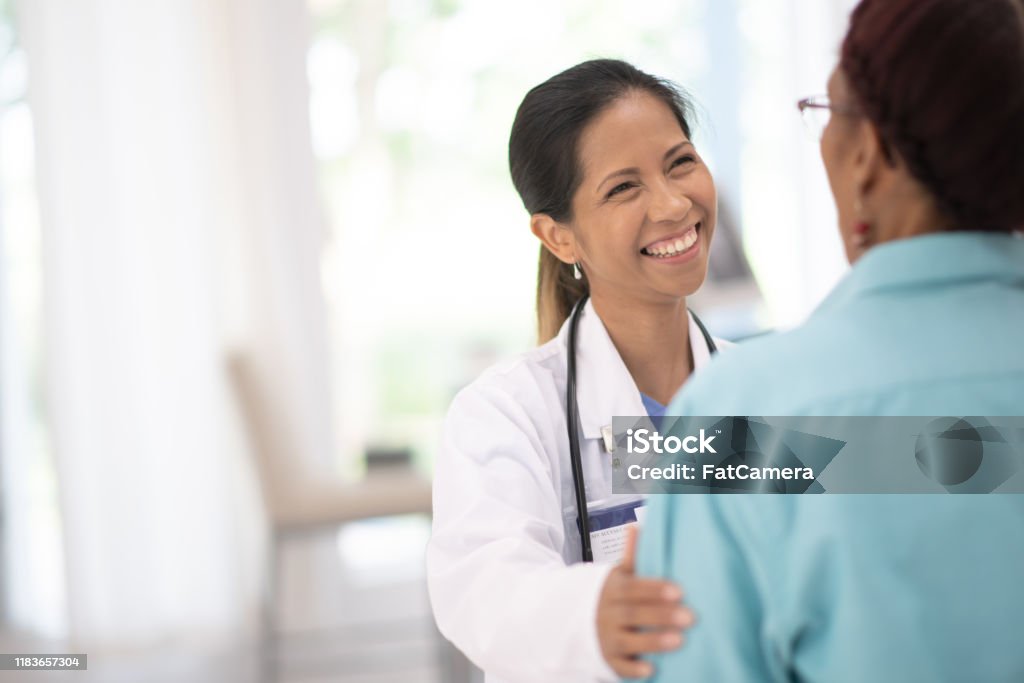 Een oudere vrouw in haar artsen kantoor ontvangen van een check-up stockfoto - Royalty-free Dokter Stockfoto