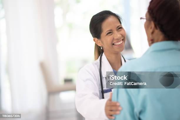 Een Oudere Vrouw In Haar Artsen Kantoor Ontvangen Van Een Checkup Stockfoto Stockfoto en meer beelden van Dokter