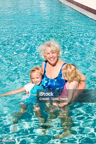 Großmutter Spielen Mit Grandkids Stockfoto und mehr Bilder von 60-69 Jahre - 60-69 Jahre, Aktiver Lebensstil, Aktiver Senior