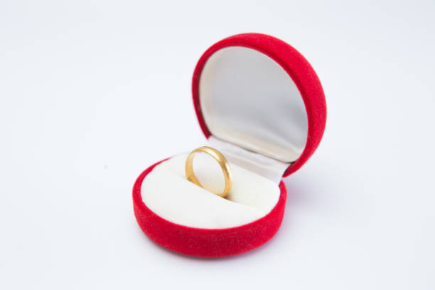 anel de ouro na caixa vermelha do anel no fundo branco - day gem ring open - fotografias e filmes do acervo