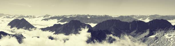 widok z zugspitze, z bezchmurnym niebem i górskimi szczytami - zugspitze mountain germany high up cloudscape zdjęcia i obrazy z banku zdjęć