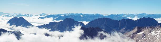 vue de zugspitze, avec ciel clair et sommets de montagne - zugspitze mountain germany high up cloudscape photos et images de collection