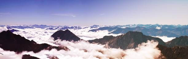 widok z zugspitze, z bezchmurnym niebem i górskimi szczytami - zugspitze mountain germany high up cloudscape zdjęcia i obrazy z banku zdjęć