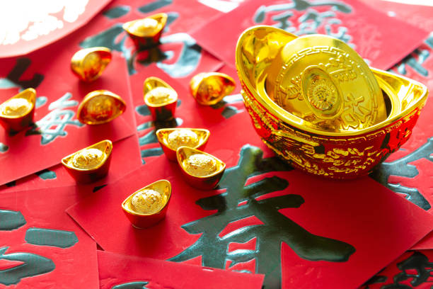 paquete rojo del año nuevo lunar con el significado de la palabra de la suerte - currency envelope luck new fotografías e imágenes de stock