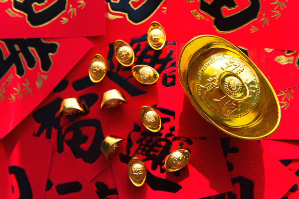 paquete rojo del año nuevo lunar con el significado de la palabra de la suerte - currency envelope luck new fotografías e imágenes de stock