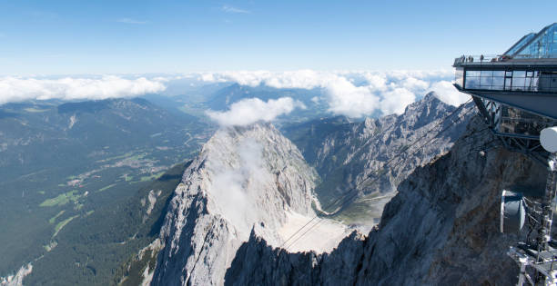 vue de zugspitze, avec ciel clair et sommets de montagne - zugspitze mountain germany high up cloudscape photos et images de collection