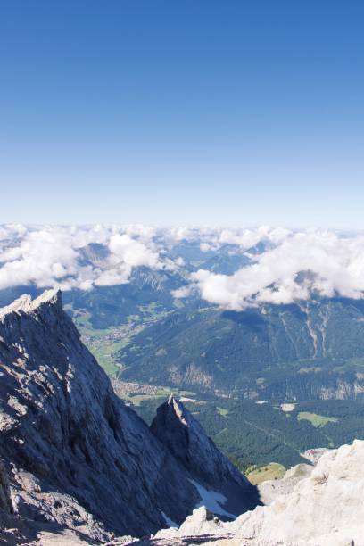 vue de zugspitze, avec ciel clair et sommets de montagne - zugspitze mountain germany high up cloudscape photos et images de collection