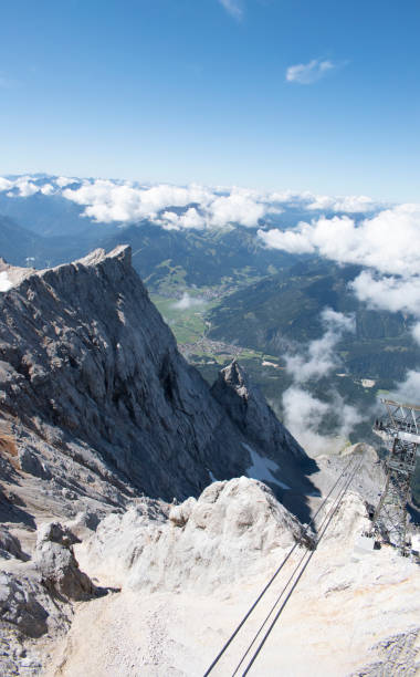 widok z zugspitze, z bezchmurnym niebem i górskimi szczytami - zugspitze mountain germany high up cloudscape zdjęcia i obrazy z banku zdjęć