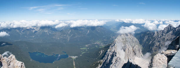 vue de zugspitze, avec ciel clair et sommets de montagne - zugspitze mountain germany high up cloudscape photos et images de collection