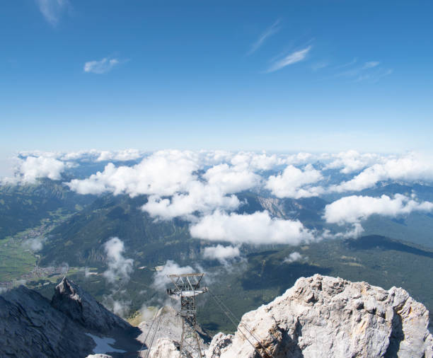 vue de zugspitze, avec ciel clair et sommets de montagne - zugspitze mountain germany high up cloudscape photos et images de collection