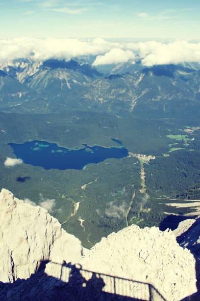 widok z zugspitze, z bezchmurnym niebem i górskimi szczytami - zugspitze mountain germany high up cloudscape zdjęcia i obrazy z banku zdjęć