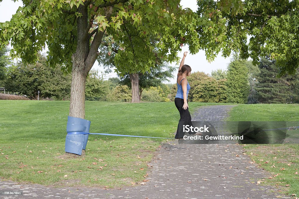 Slackline série-Mulher jovem no parque - Royalty-free Acrobata Foto de stock