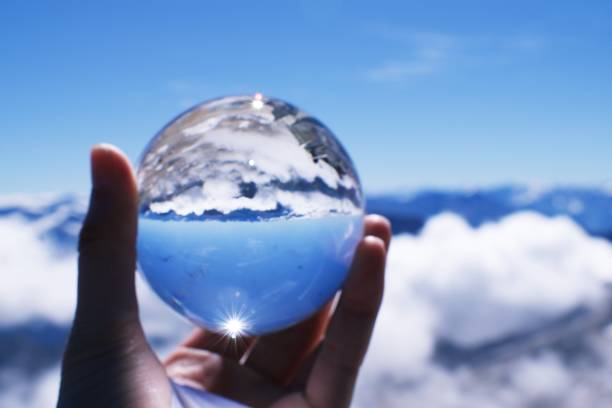 widok na zugspitze w kryształowej kuli trzymany w ręku - zugspitze mountain germany high up cloudscape zdjęcia i obrazy z banku zdjęć