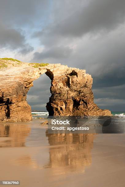 ラス Catedrales のビーチribadeo スペイン - アーチ型の岩のストックフォトや画像を多数ご用意 - アーチ型の岩, カラー画像, ガリシア州