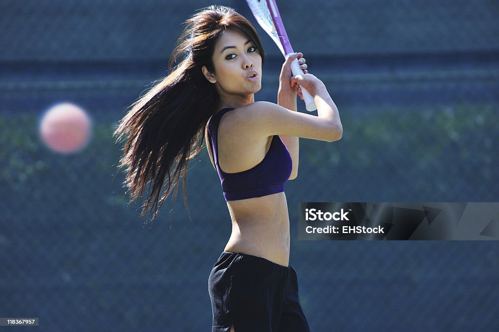 Młoda kobieta Gra Tenis Readying dłoni na parkiecie - Zbiór zdjęć royalty-free (Tenis)