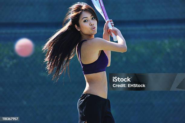 Młoda Kobieta Gra Tenis Readying Dłoni Na Parkiecie - zdjęcia stockowe i więcej obrazów Tenis
