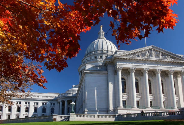 日光の当たる州議会議事堂。 - wisconsin state capitol ストックフォトと画像