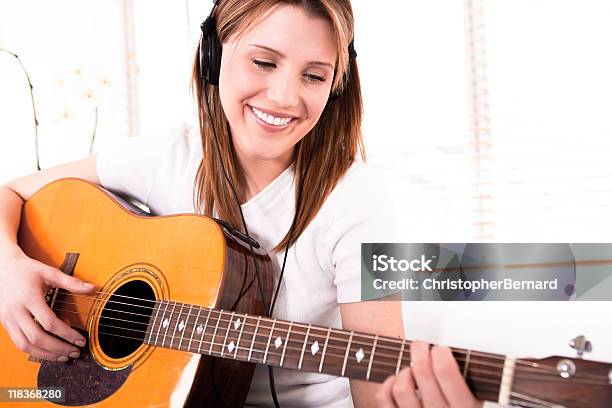 Sorridente Jovem Mulher Jogar Na Guitarra - Fotografias de stock e mais imagens de Acorde - Acorde, Adulto, Alegria